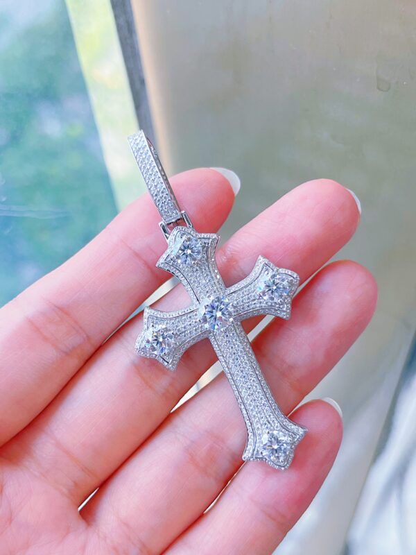 Cross Pendant in Sterling Silver 0.5 Carat Moissanite