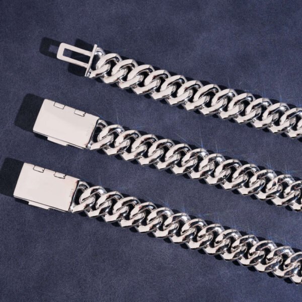 Backside of Flat Cuban chain showing even polishing and seamless welding for premium craftsmanship