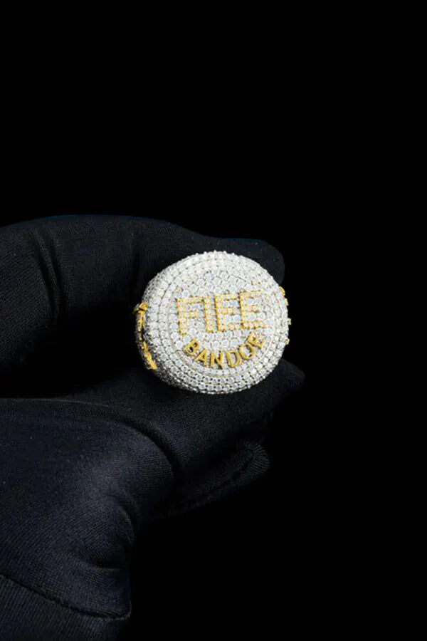 One-piece design moissanite ring with split color finish